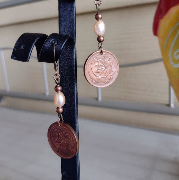 VINTAGE Handmade Australia Queen Elizabeth II Pearl Lizard Drop Hook Earrings - Picture 4 of 8